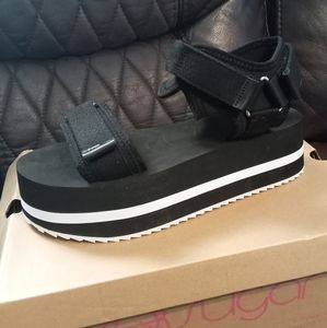 Sz. 8, Sugar, platform sandal in blk and wht